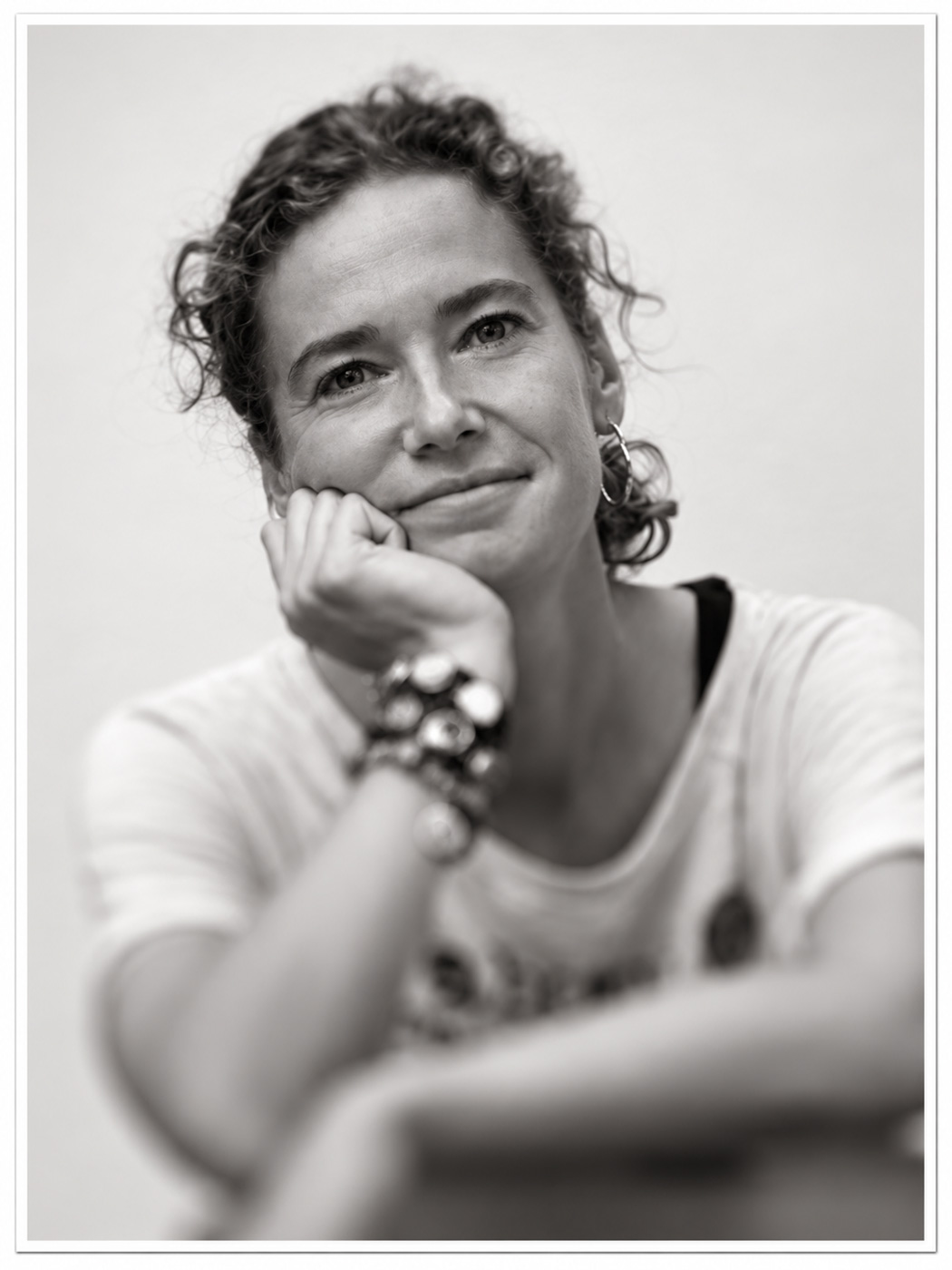 Black-and-white Lensbaby portrait of Joyce Rommelaar